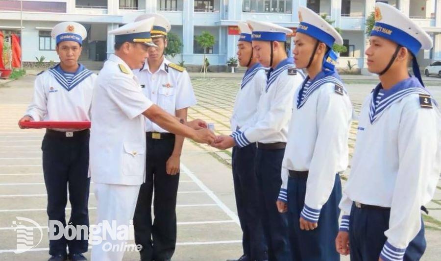 Đại tá Trịnh Văn Long, Chỉ huy trưởng Trung tâm Huấn luyện Vùng 2 Hải quân tặng quà cho hạ sĩ quan trong buổi lễ- Ảnh: ĐVCC