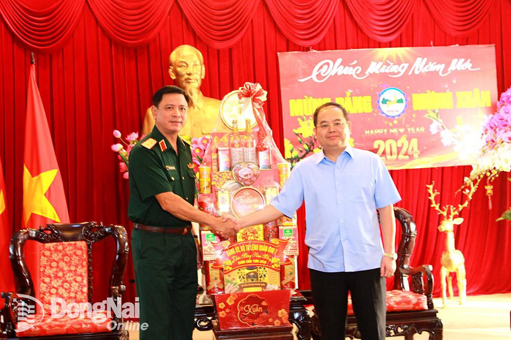  Trung tướng Nguyễn Trường Thắng,  Ủy viên Trung ương Đảng,Ủy viên quân ủy trung ương,Tư lệnh Quân khu 7 tặng quà cho tỉnh Đồng Nai