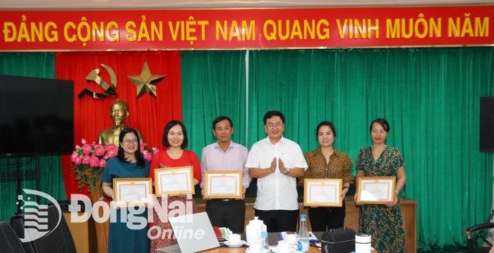 Bí thư Chi bộ Đào Văn Tuấn khen thưởng các đảng viên đủ tư cách hoàn thành xuất sắc nhiệm vụ năm 2023- Ảnh Huy Anh