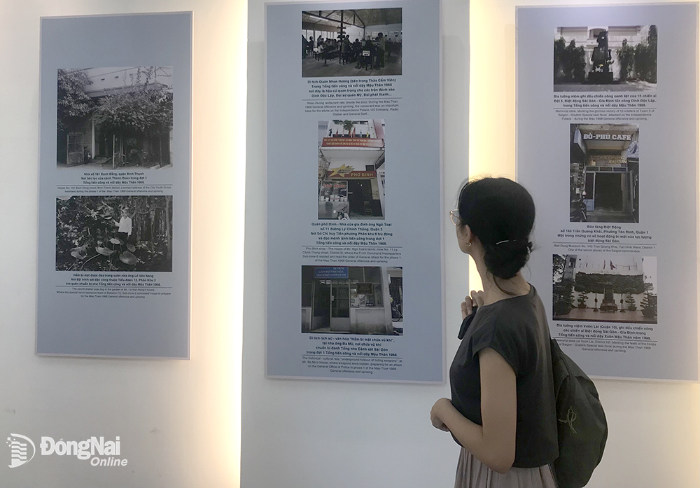 Người dân xem các tư liệu, hình ảnh tại triển lãm