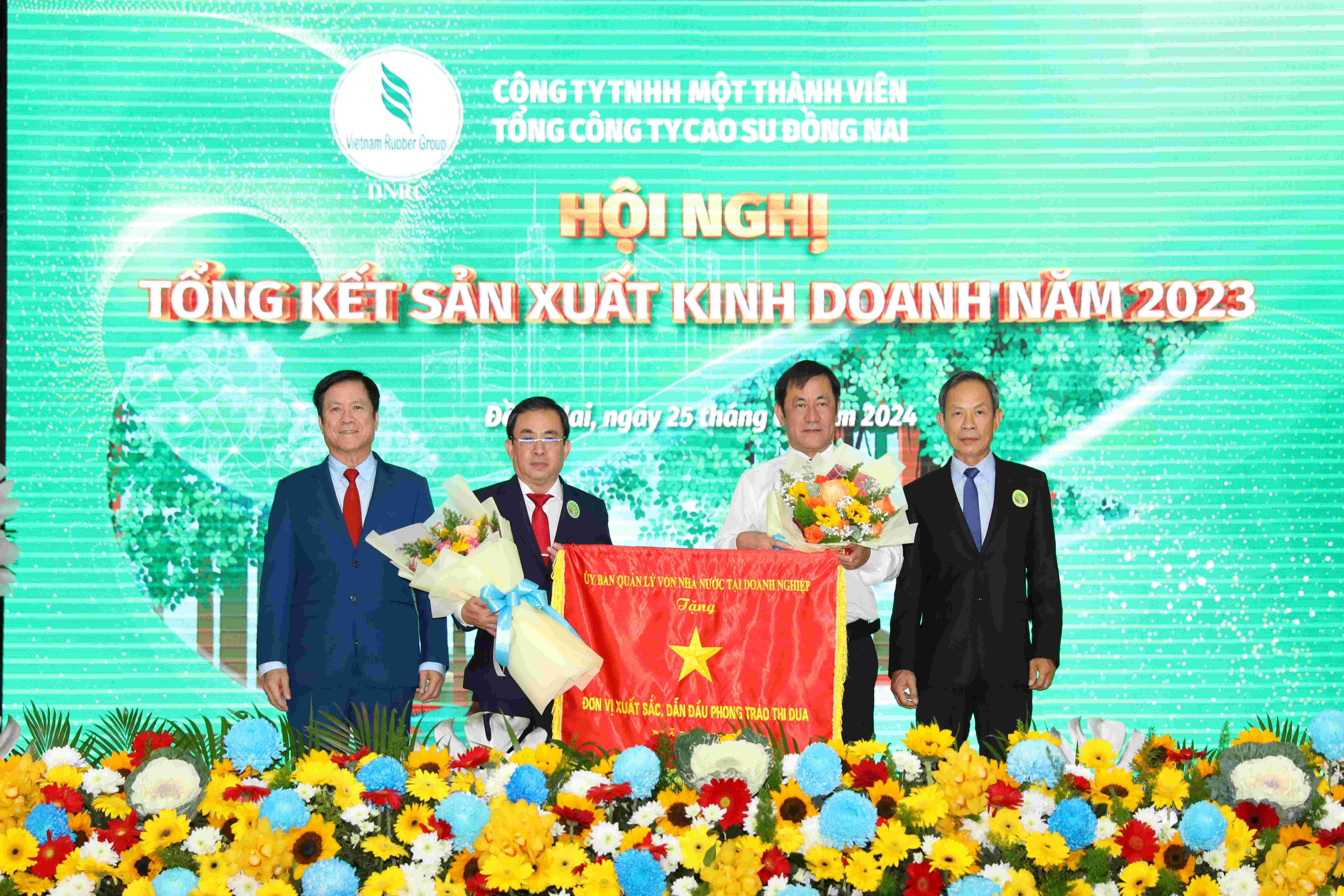 Tặng cờ thi đua xuất sắc của Ủy ban quản lý vốn Nhà nước tại doanh nghiệp cho Tổng công ty cao su Đồng Nai