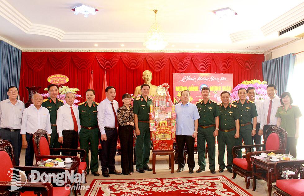 Bộ Tư lệnh Quân khu 7 và lãnh đạo tỉnh, các đại biểu tham dự chụp hình lưu niệm