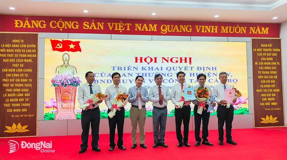 Ban Thường vụ Huyện ủy Tân Phú trao các quyết định bổ nhiệm, điều động cán bộ.