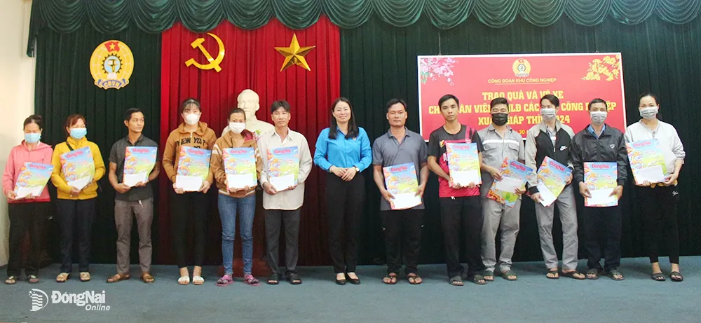 Phó chủ tịch Liên đoàn Lao động tỉnh Bùi Thị Nhàn tặng quà công nhân khó khăn