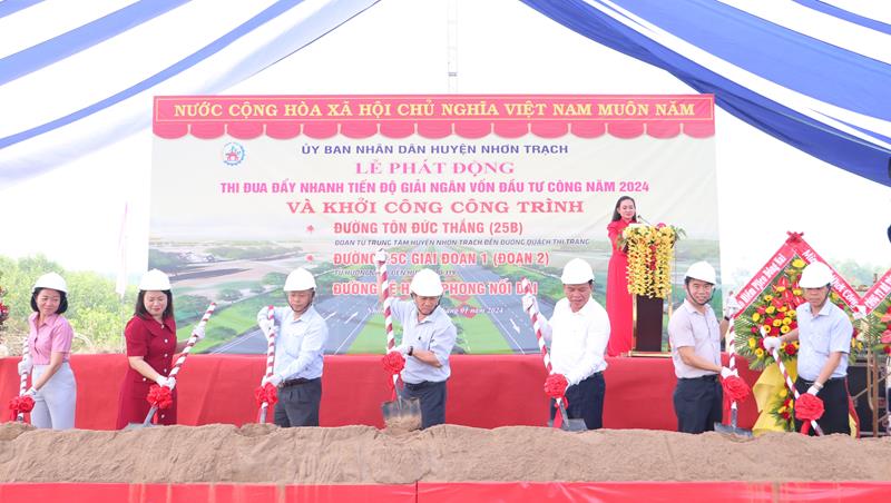 Vo Tan Duc, acting chairman of Dong Nai Province, department heads, and Nhon Trach authorities attend the groundbreaking ceremony of the three road projects - PHOTO: DONGNAI.GOV.VN
