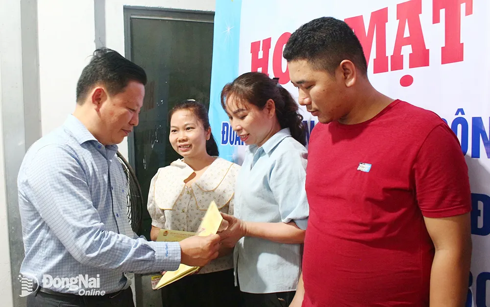Phó chủ tịch Liên đoàn Lao động tỉnh Huỳnh Phước Sang họp mặt, tặng quà công nhân nhà trọ tại P.Hóa An, TP.Biên Hòa