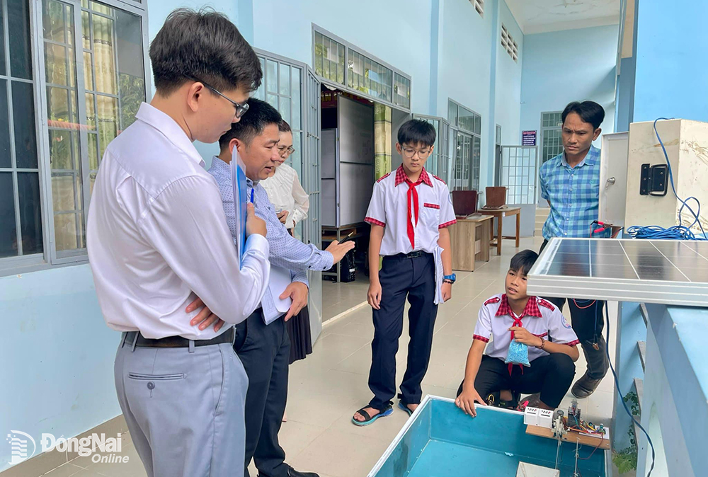 Ban giám khảo hội thi Khoa học kỹ thuật học sinh trung học H.Nhơn Trạch chấm điểm cho các dự án của học sinh