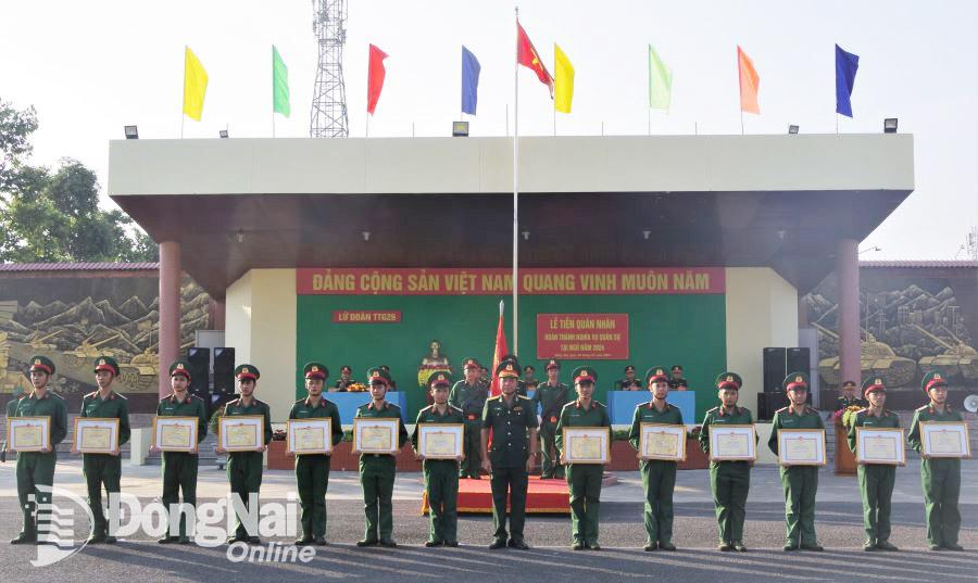 Đại tá Lê Văn Nhật, Lữ đoàn trưởng Lữ đoàn 26 tặng quà cho quân nhân xuất ngũ- Ảnh ĐVCC