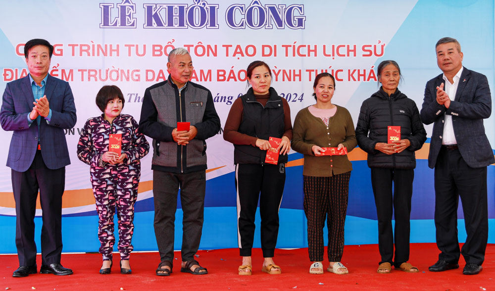 Lãnh đạo Tập đoàn Dầu khí Việt Nam tặng quà cho các hộ nghèo tại xã Tân Thái (Đại Từ).
