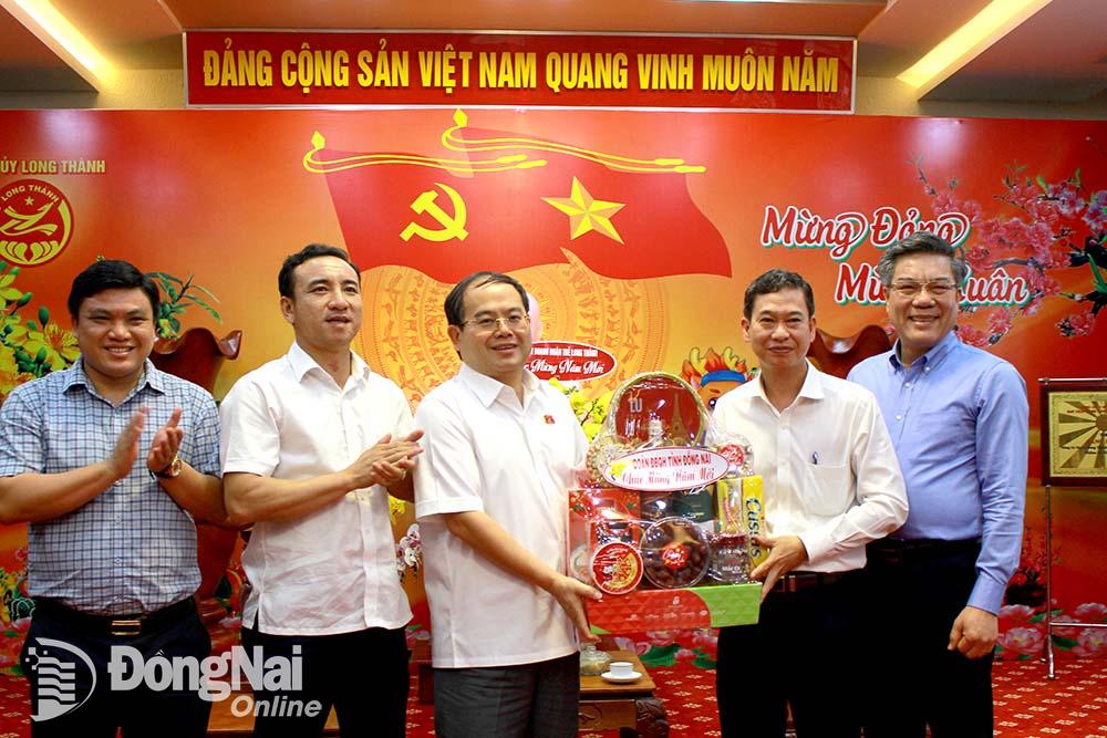 Phó bí thư Tỉnh ủy, Trưởng Đoàn đại biểu Quốc hội tỉnh Quản Minh Cường trao quà cho Ủy ban MTTQ Việt Nam huyện Long Thành (ảnh: Hồ Thảo)