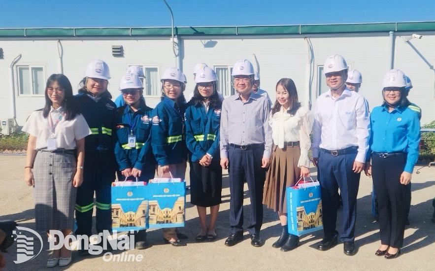 3-Bộ trưởng Bộ Xây dựng Nguyễn Thanh Nghị tặng quà người lao động tại Nhà máy điện Nhơn Trạch 3-4 (ảnh: CĐ)