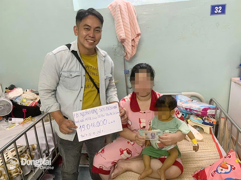 Anh Nguyễn Đức Hưng vận động hỗ trợ cho trường hợp trẻ em bị xơ gan. Ảnh: NVCC