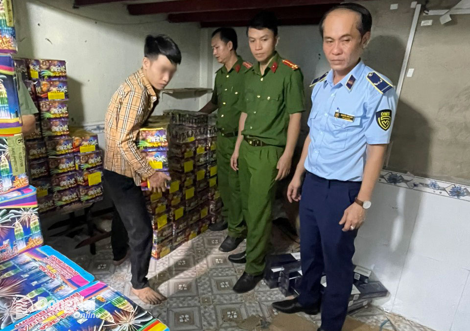 Lực lượng chức năng kiểm tra, phát hiện một vụ vi phạm về tàng trữ, buôn bán pháo nổ trái phép tại P.Long Bình (TP.Biên Hòa) vào cuối tháng 12-2023. Ảnh: Cục Quản lý thị trường Đồng Nai