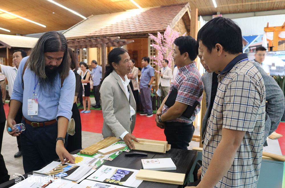 Các doanh nghiệp tham gia một sự kiện xúc tiến thương mại ngành gỗ ở Đồng Nai. Ảnh: V.Gia