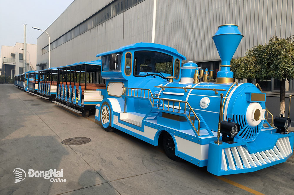 Đoàn tàu hỏa du lịch trong công viên dài nhất Việt Nam chuẩn bị phục vụ khách tại Khu du lịch Sơn Tiên