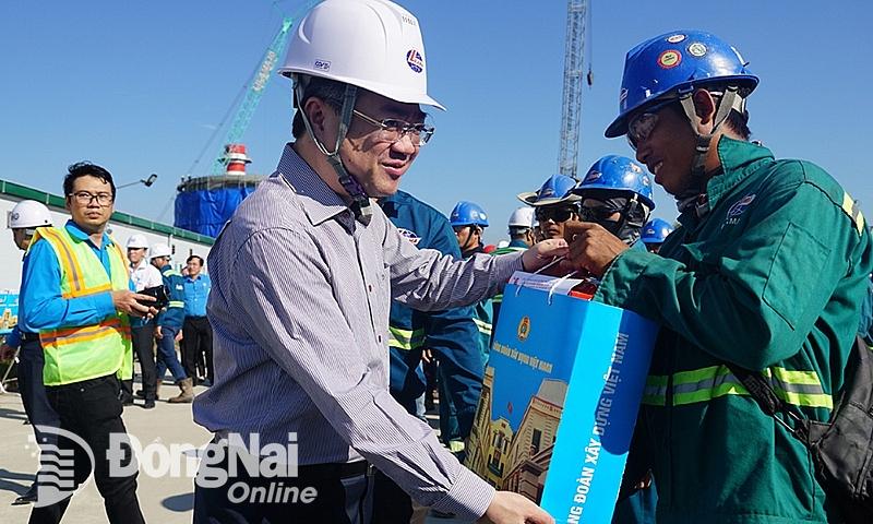 3-Bộ trưởng Bộ Xây dựng Nguyễn Thanh Nghị tặng quà người lao động tại Nhà máy điện Nhơn Trạch 3-4 (ảnh: CĐ)