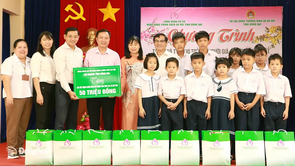 Phó chủ tịch UBND tỉnh Nguyễn Sơn Hùng cùng thành viên trong ban đại diện tặng quà Tết tại Trung tâm Công tác xã hội tỉnh 