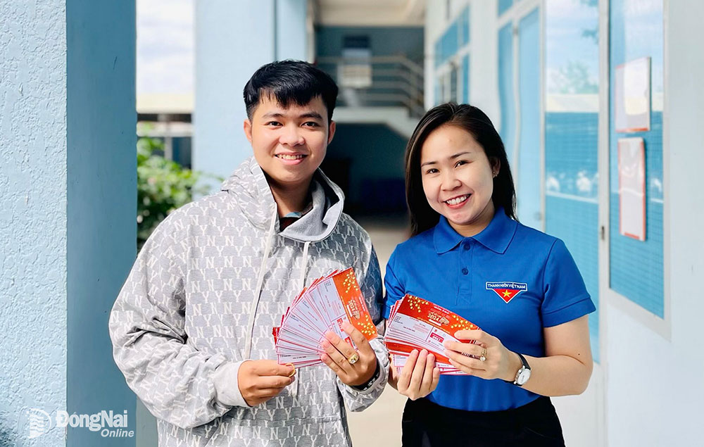 Bí thư Đoàn Trường đại học Lạc Hồng Trương Lê Bảo Trinh trao những tấm vé số gây quỹ cho sinh viên tham gia ủng hộ Tấm vé số gây quỹ được Đoàn Khối doanh nghiệp tỉnh phát hành trong nội bộ. Ảnh: Đoàn Trường đại học Lạc Hồng cung cấp