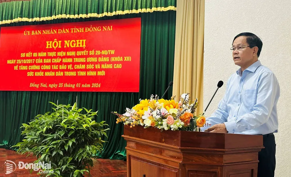 Phó giám đốc Sở Y tế Nguyễn Văn Bình báo cáo kết quả sơ kết 5 năm thực hiện Nghị quyết số 20