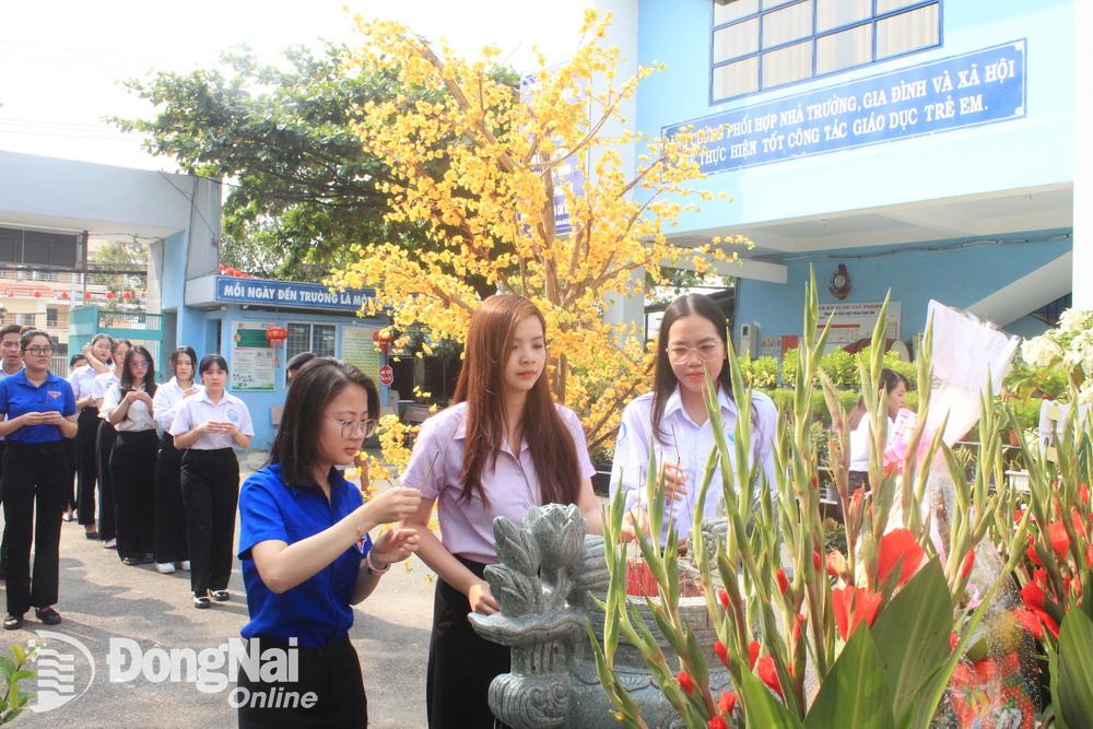Đoàn viên, sinh viên dâng hương tại tượng đài liệt sĩ Trần Văn Ơn 