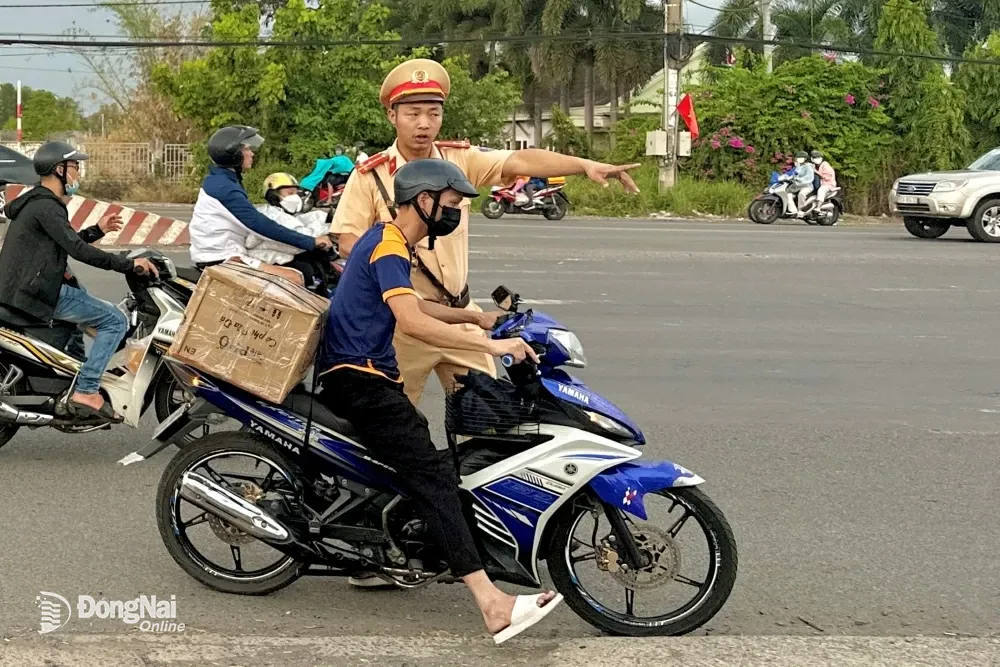 Lực lượng cảnh sát giao thông kiểm soát giao thông trên quốc lộ 51 (TP.Biên Hòa). Ảnh: Minh Thành
