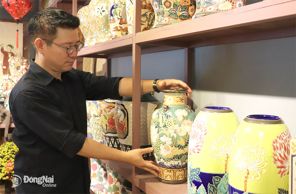2.  Anh Mai Thanh Xin, Giám đốc Công ty Gốm Biên Hòa là người đưa ra ý tưởng bày trí gốm để phục vụ người dân đến tham quan, chụp hình trong dịp Tết