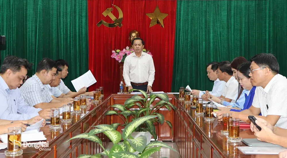 Phó giám đốc Sở Nông nghiệp - phát triển nông thôn Lê Văn Gọi chủ trì cuộc họp theo ủy quyền của lãnh đạo UBND tỉnh.