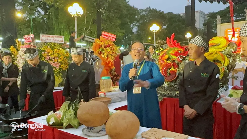 Ông Lê Tân, Phó chủ tịch Hiệp hội Văn hóa ẩm thực Việt Nam giới thiệu về món xôi chiên phồng của Đồng Nai