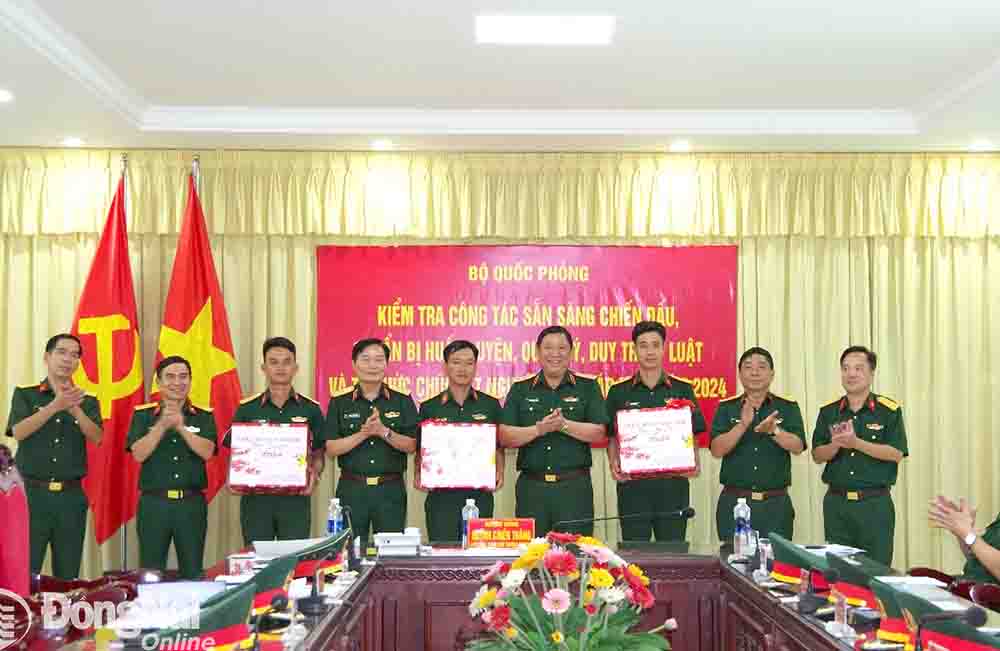 Thượng tướng Huỳnh Chiến Thắng (thứ tư từ phải qua) tặng quà, động viên chúc tết tại Lữ đoàn 87

