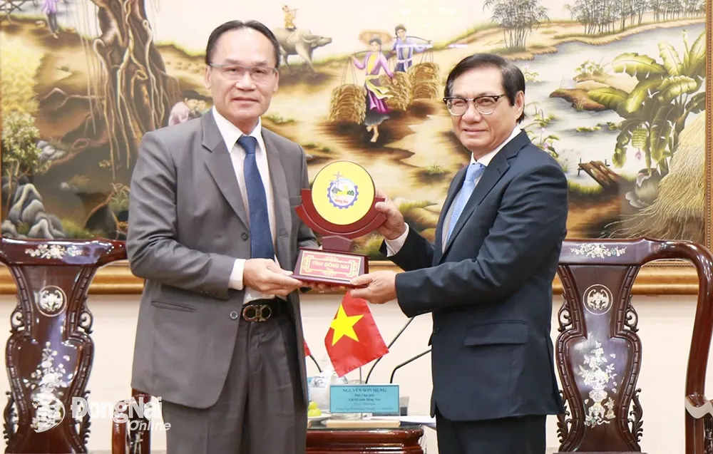 Phó chủ tịch UBND tỉnh Nguyễn Sơn Hùng tặng quà Tổng lãnh sự nước CHDCND Lào tại TP.HCM Phonesy Bounmixay