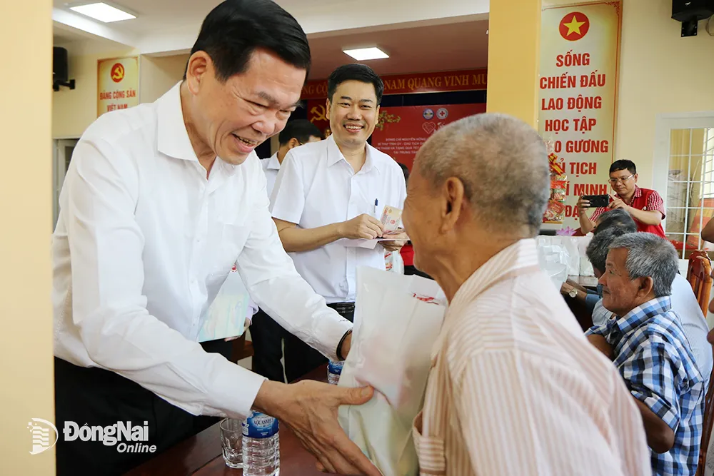 Bí thư Tỉnh ủy Nguyễn Hồng Lĩnh tặng quà Tết cho người cao tuổi tại Trung tâm Công tác xã hội tỉnh 