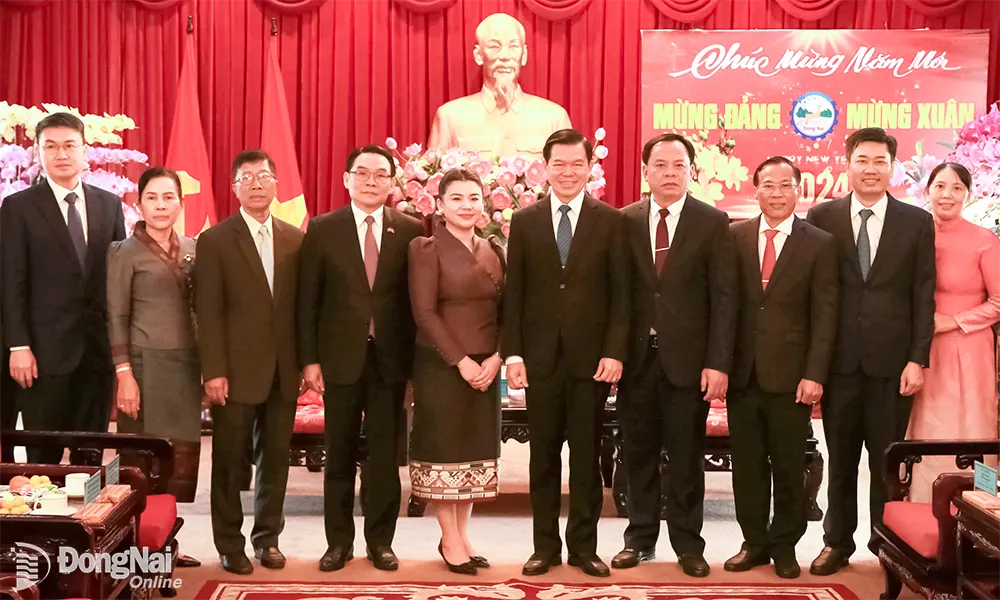 Thành viên đoàn công tác tỉnh Champasak và tỉnh Đồng Nai chụp ảnh lưu niệm tại buổi gặp gỡ 

