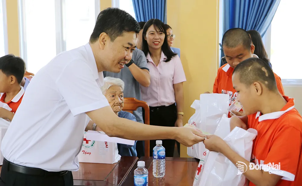 Chánh Văn phòng Tỉnh ủy Viên Hồng Tiến tặng quà tết cho các em thiếu nhi tại Trung tâm Công tác xã hội tỉnh 