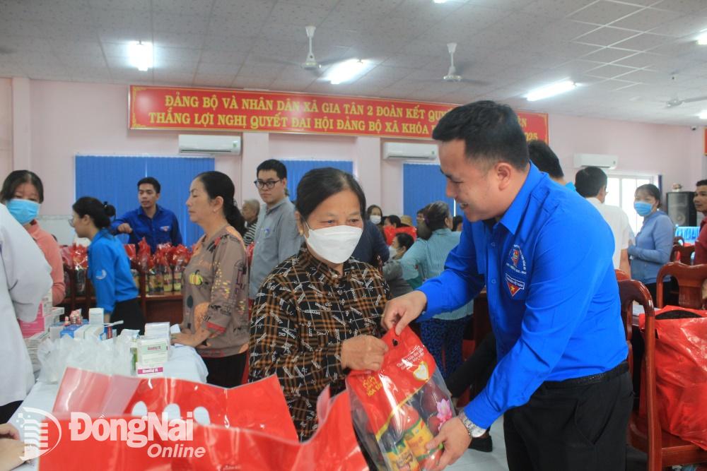 Phó bí thư Tỉnh đoàn, Chủ tịch Hội LHTN tỉnh Nguyễn Hiếu Trung tặng quà cho người dân sau khi được khám bệnh, phát thuốc miễn phí