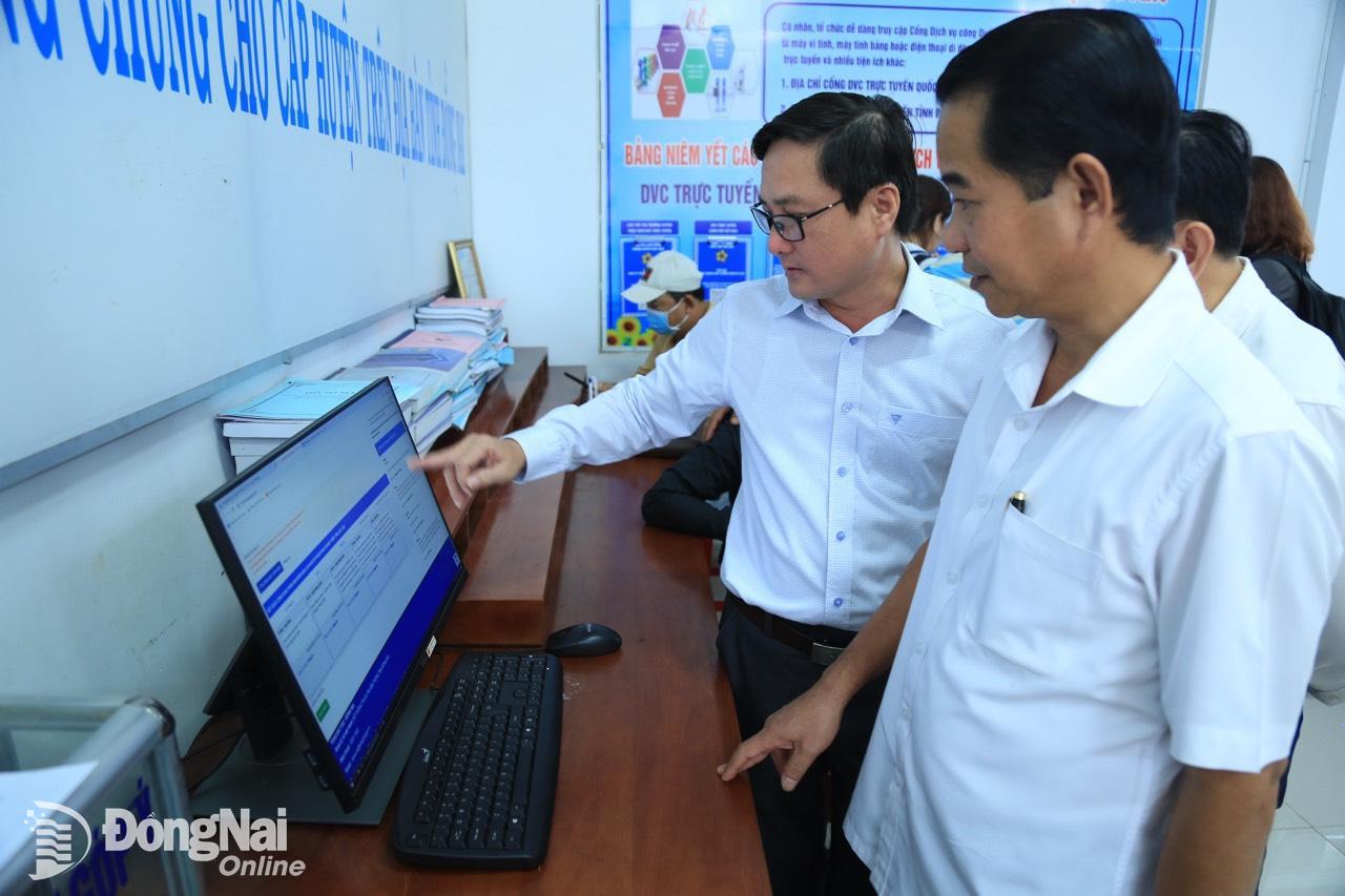 Chủ tịch HDNĐ tỉnh Thái Bảo giám sát công tác cải cách hành chính tại Bộ phận tiếp nhận và trả kết quả một cửa của UBND H.Xuân Lộc