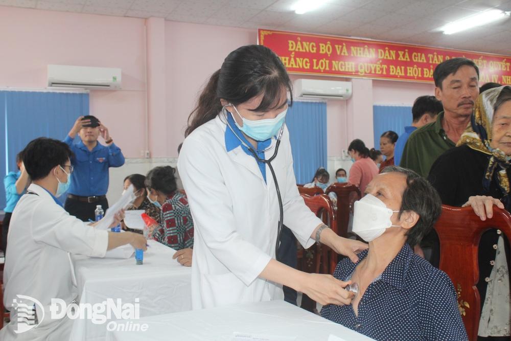 Bác sĩ Bệnh viện đa khoa Đồng Nai khám bệnh cho người dân tại xã Gia Tân 2 (H.Thống Nhất) 