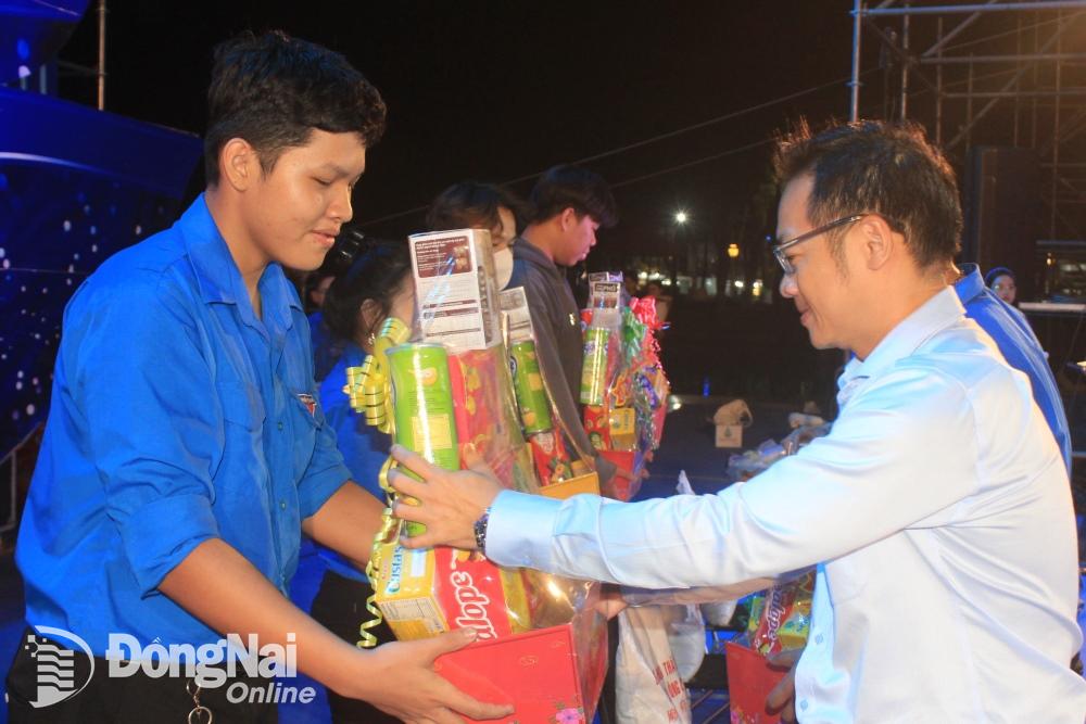Phó chủ tịch UBND TP.Biên Hòa Nguyễn Xuân Thanh dự và trao quà cho thanh niên công nhân có hoàn cảnh khó khăn