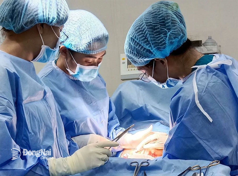 Một ca phẫu thuật cấp cứu tại Bệnh viện Đa khoa Thống Nhất trong những ngày nghỉ vừa qua (ảnh: Phan Hương)
