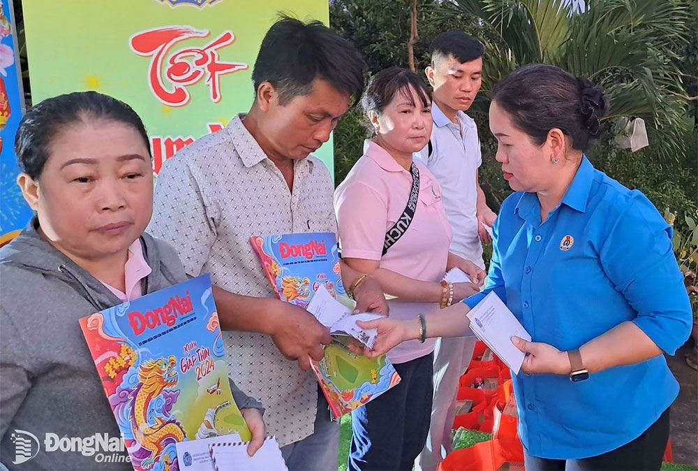 Chủ tịch Liên đoàn Lao động TP.Long Khánh Trương Thị Bích Liên tặng quà Tết cho các gia đình công nhân