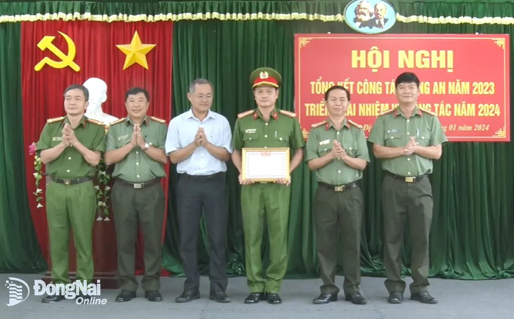Công an tỉnh Đồng Nai trao tặng danh hiệu Đơn vị quyết thắng cho công an huyện Định Quán