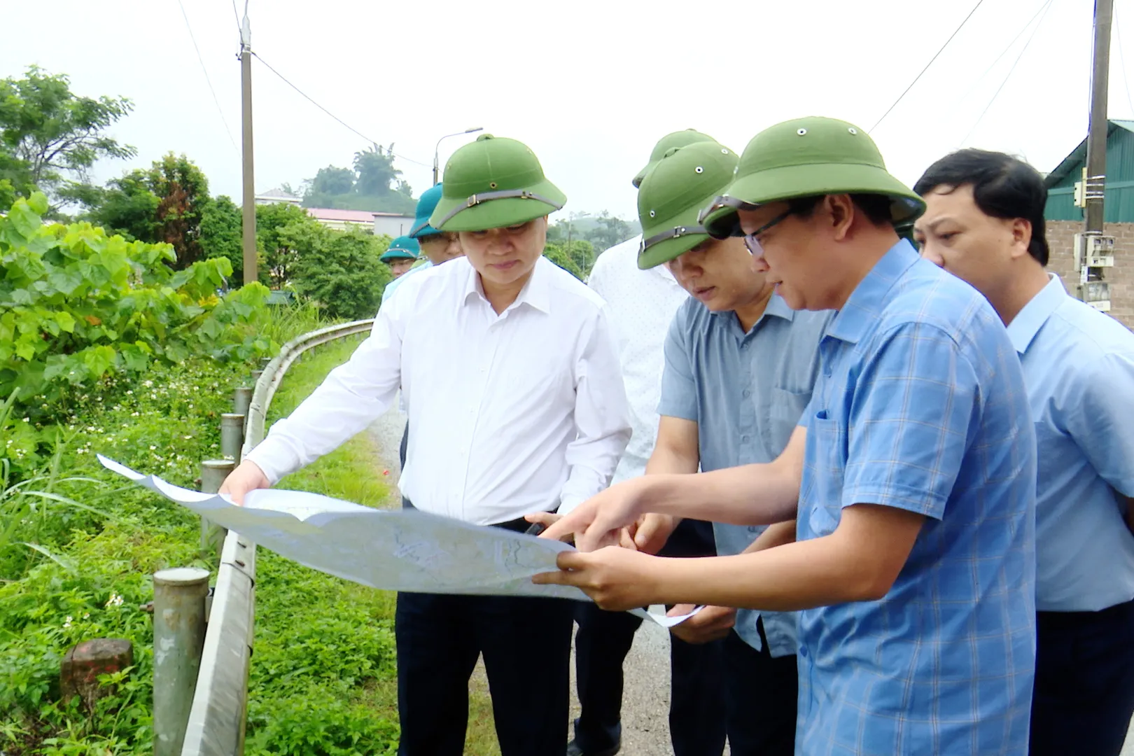  Đồng chí Đặng Ngọc Hậu, Phó Chủ tịch UBND tỉnh, kiểm tra thực địa các điểm dự kiến xây dựng khu TĐC của dự án đường cao tốc Hòa Bình - Mộc Châu