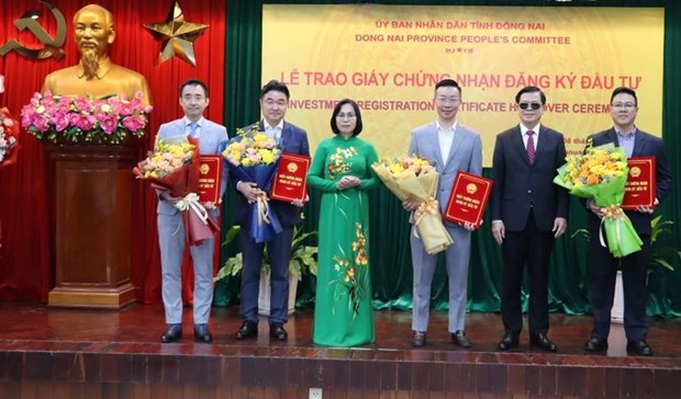 The Dong Nai authorities present investment certificates to representatives of foreign-invested projects at a ceremony on January 8. (Photo: VNA)
