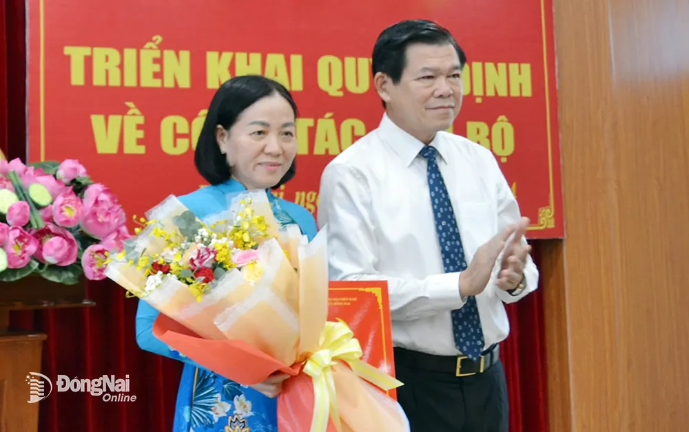Bí thư Tỉnh ủy Nguyễn Hồng Lĩnh, trao quyết định cho đồng chí Dương Thị Mỹ Châu