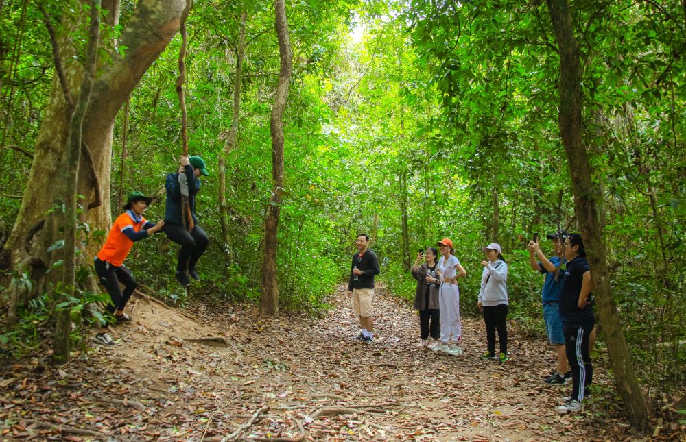 Du khách trải nghiệm tại Khu b ảo tồn thiên nhiên văn hóa Đồng Nai.