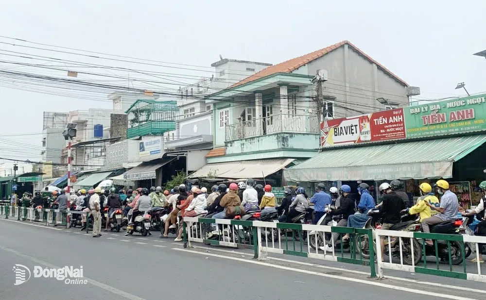 Dòng xe xếp hàng dài hơn 500m trên đường Lý Thái Tổ (H.Nhơn Trạch) chờ lên phà Cát Lái. Ảnh: Xuân Mai