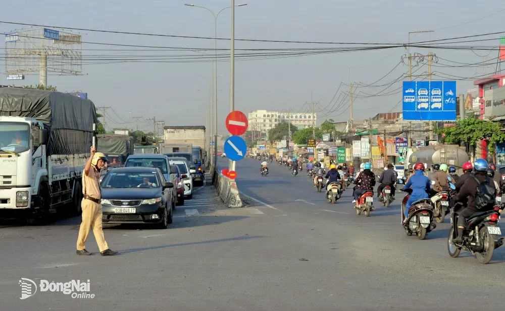 Lực lượng Cảnh sát giao thông có mặt điều tiết giao thông qua vòng xoay Cổng 11 vào giờ cao điểm. Ảnh: Minh Thành