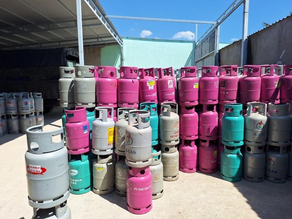 Nhiều bình gas tại Hộ kinh doanh Hồ Minh Trường bị Cơ quan Công an thu giữ