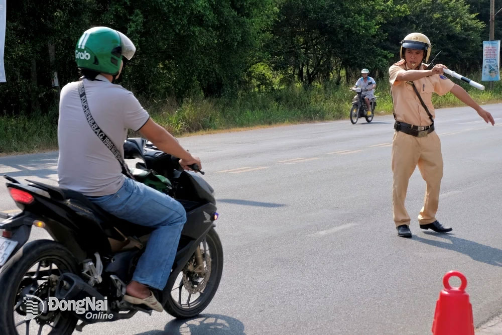 Lực lượng cảnh sát giao thông kiểm soát phương tiện lưu thông trên đường Lê Duẩn (H.Long Thành). Ảnh: Đăng Tùng