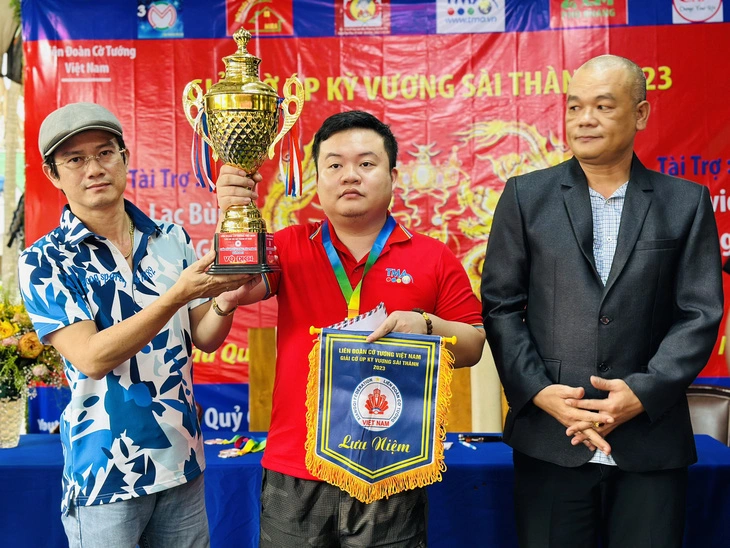 Kỳ thủ Hà Văn Tiến (giữa) vô địch Giải cờ úp Kỳ Vương Sài Thành - Ảnh: TTO