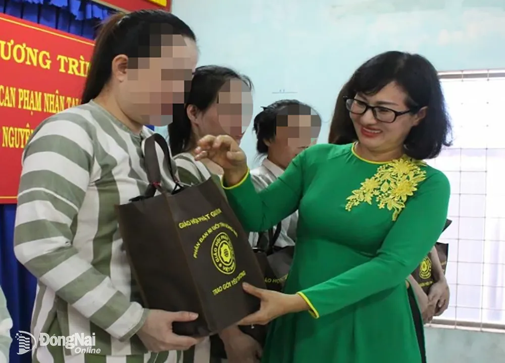 Phó chủ tịch Hội Liên hiệp phụ nữ tỉnh Phí Thị Thu Hà tặng quà Tết cho các bị can, phạm nhân nữ. Ảnh: Tố Tâm